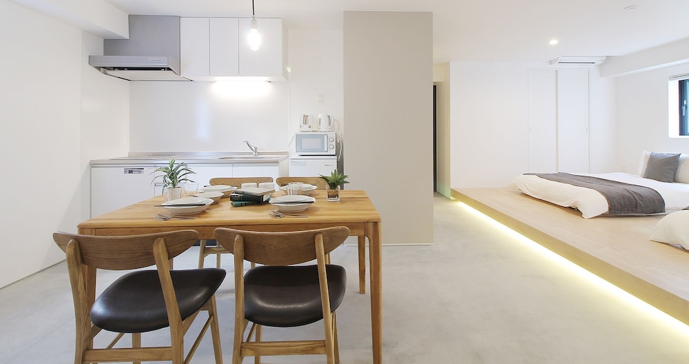 ファミリー スタジオ (502) 客室内のダイニングエリア2 | b hotel 広島平和大通り