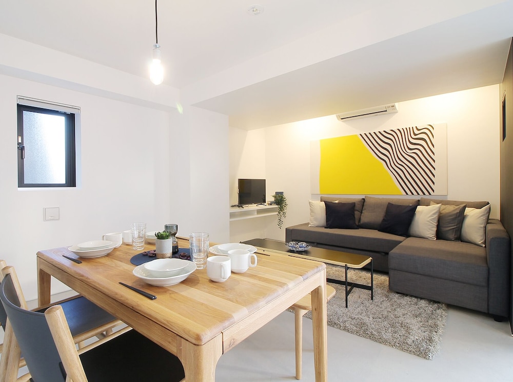 パノラミック スタジオ シティビュー (401) 客室内のダイニングエリア3 | b hotel 広島平和大通り