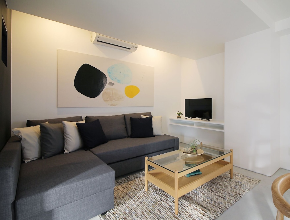 デザイン スタジオ (702) リビング エリア2 | b hotel 広島平和大通り