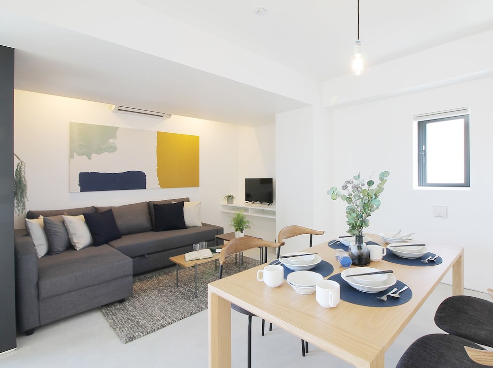 シグネチャー スタジオ (1002) 客室内のダイニングエリア4 | b hotel 広島平和大通り