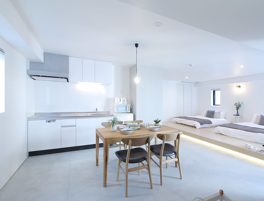 ファミリー スタジオ (502) 客室内のダイニングエリア0 | b hotel 広島平和大通り