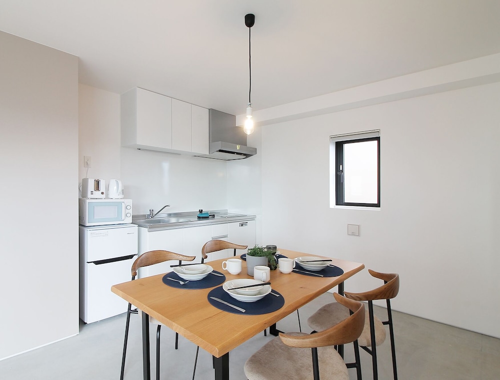 デザイン スタジオ シティビュー (601) 客室内のダイニングエリア3 | b hotel 広島平和大通り