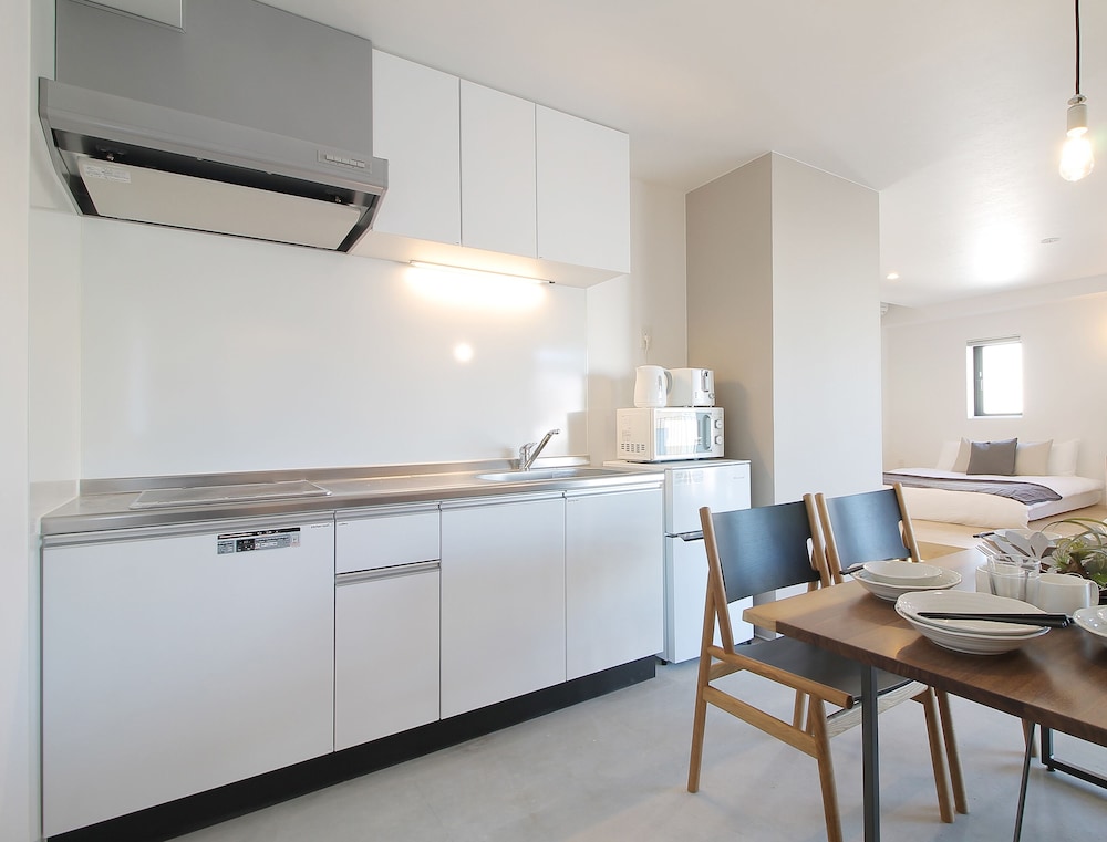 エクスクルーシブ スタジオ (802) 客室内のダイニングエリア2 | b hotel 広島平和大通り