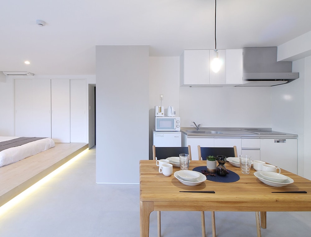 パノラミック スタジオ シティビュー (401) 客室内のダイニングエリア0 | b hotel 広島平和大通り