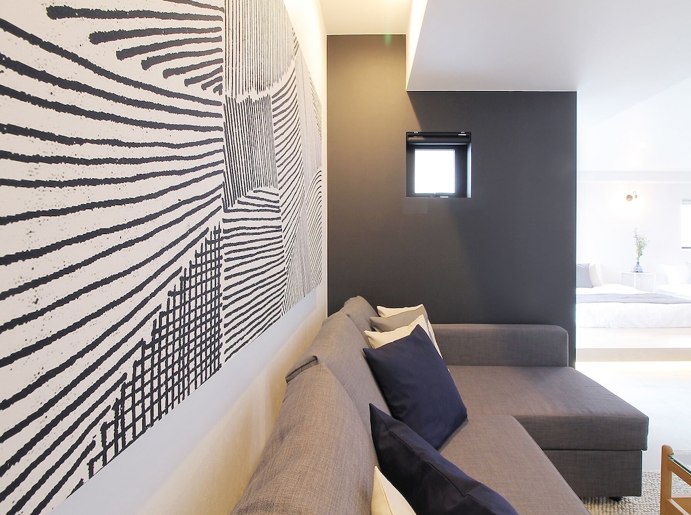 デラックス スタジオ シティビュー (801) リビング エリア3 | b hotel 広島平和大通り