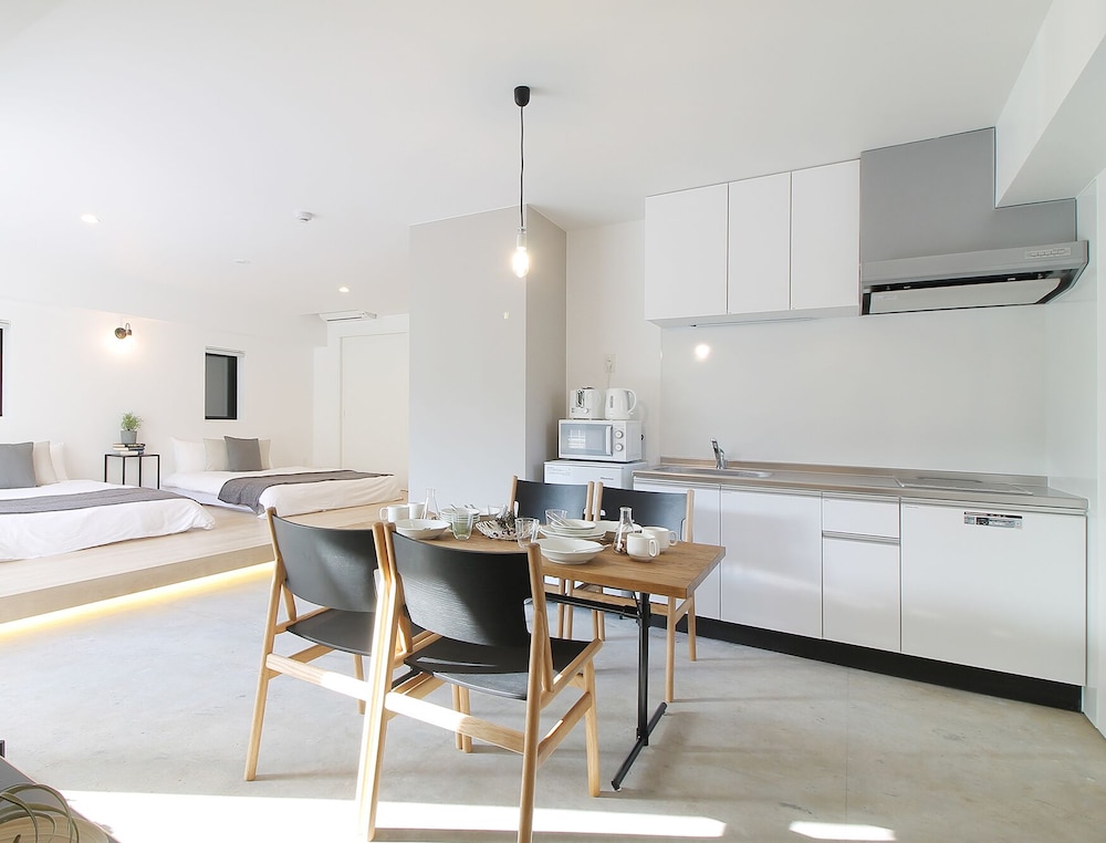 コンフォート スタジオ シティビュー (101) 客室内のダイニングエリア0 | b hotel 広島平和大通り