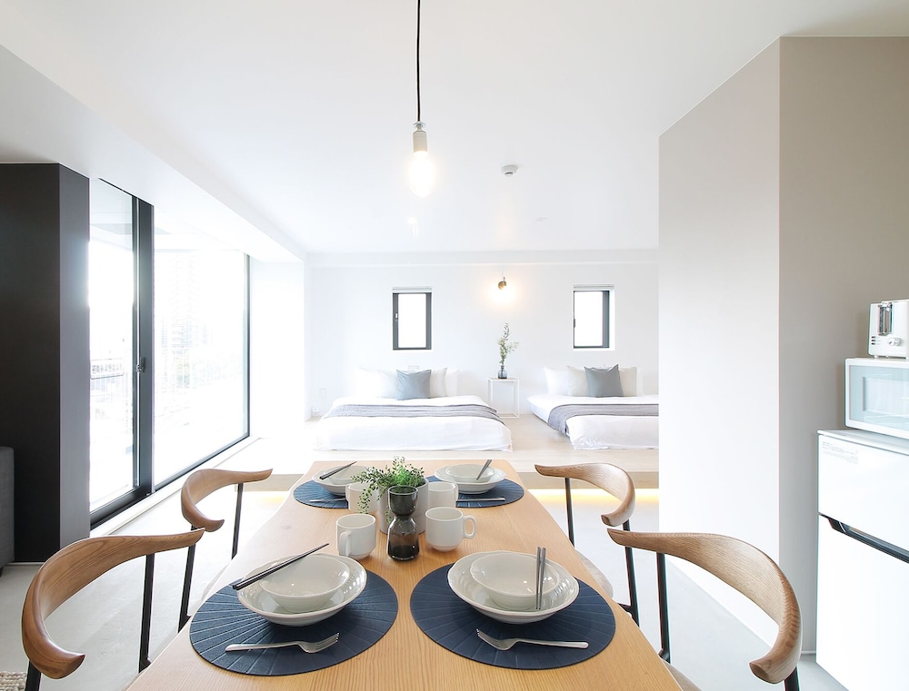 デザイン スタジオ シティビュー (601) 客室内のダイニングエリア1 | b hotel 広島平和大通り