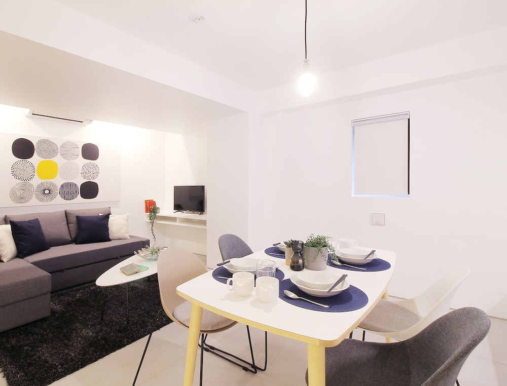 グランド スタジオ シティビュー (201) 客室内のダイニングエリア8 | b hotel 広島平和大通り