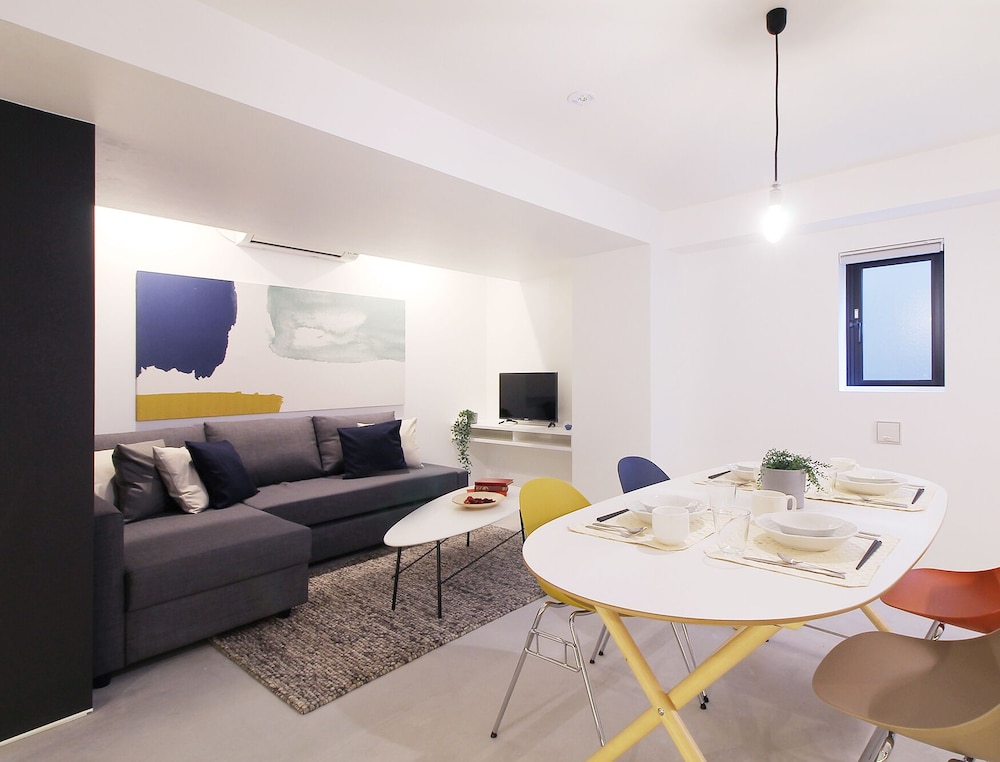 エリート スタジオ (302) 客室内のダイニングエリア2 | b hotel 広島平和大通り