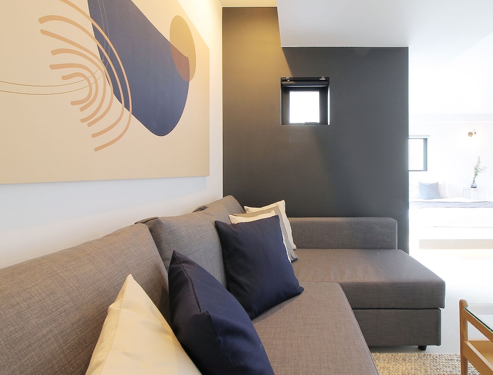 デザイン スタジオ シティビュー (601) リビング エリア2 | b hotel 広島平和大通り