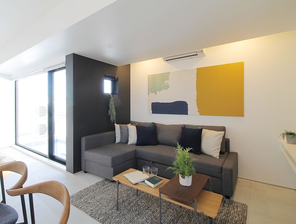 シグネチャー スタジオ (1002) リビング エリア3 | b hotel 広島平和大通り