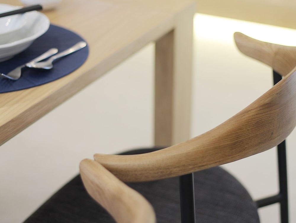 シグネチャー スタジオ (1002) 客室内のダイニングエリア2 | b hotel 広島平和大通り