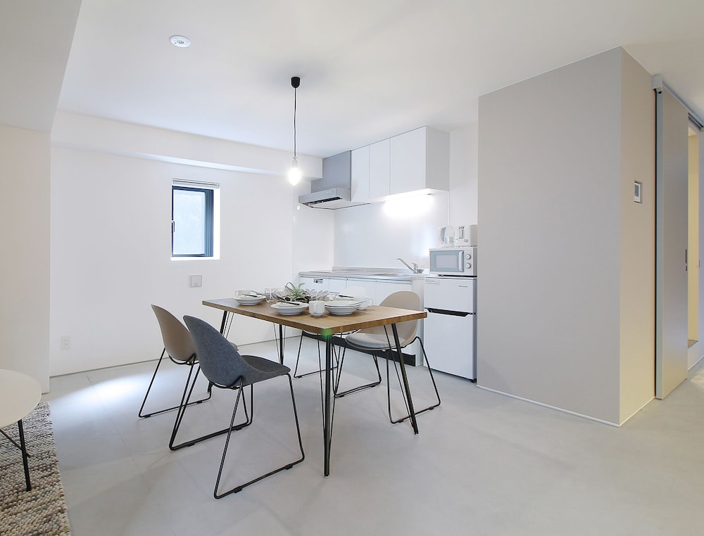 コンフォート スタジオ (402) 客室内のダイニングエリア1 | b hotel 広島平和大通り