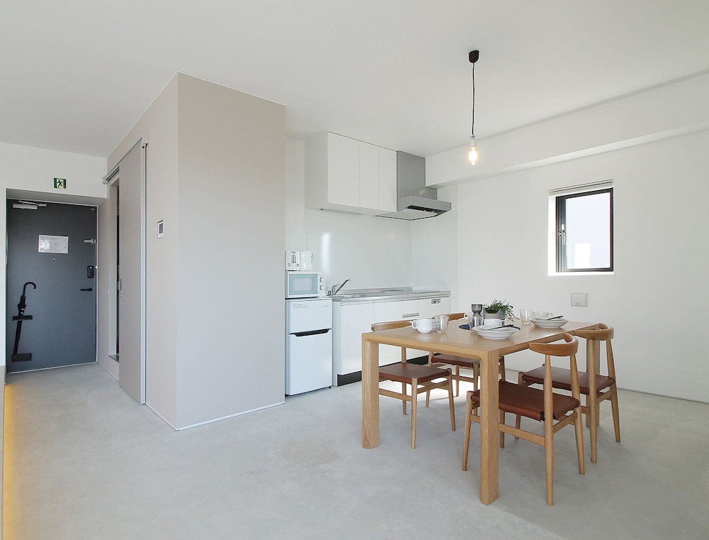 エクスクルーシブ スタジオ シティビュー (1001) 客室内のダイニングエリア0 | b hotel 広島平和大通り