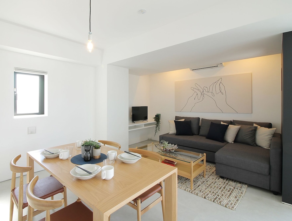 デザイン スタジオ シティビュー (601) 客室内のダイニングエリア8 | b hotel 広島平和大通り