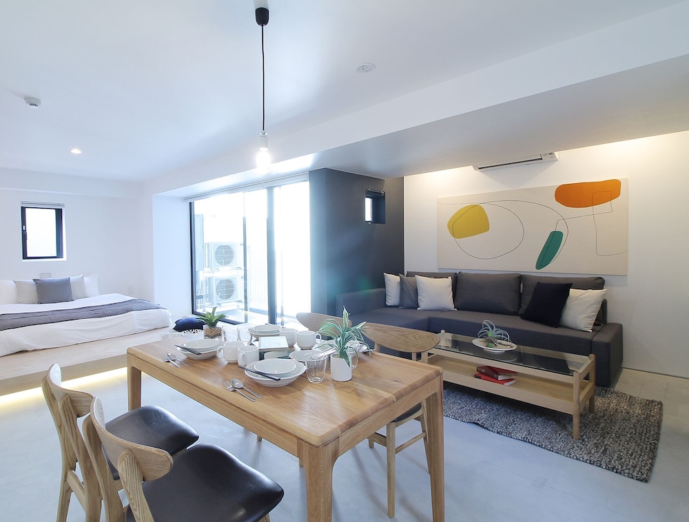 ファミリー スタジオ (502) 客室内のダイニングエリア7 | b hotel 広島平和大通り