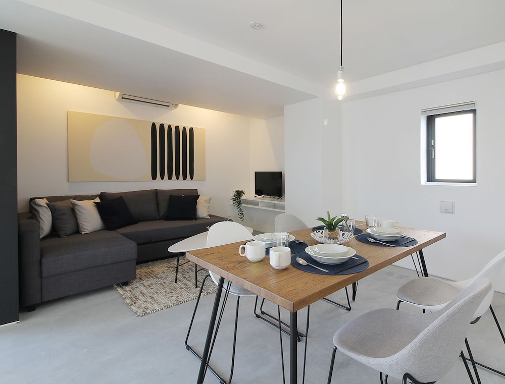 プレミアム スタジオ (602) 客室内のダイニングエリア0 | b hotel 広島平和大通り