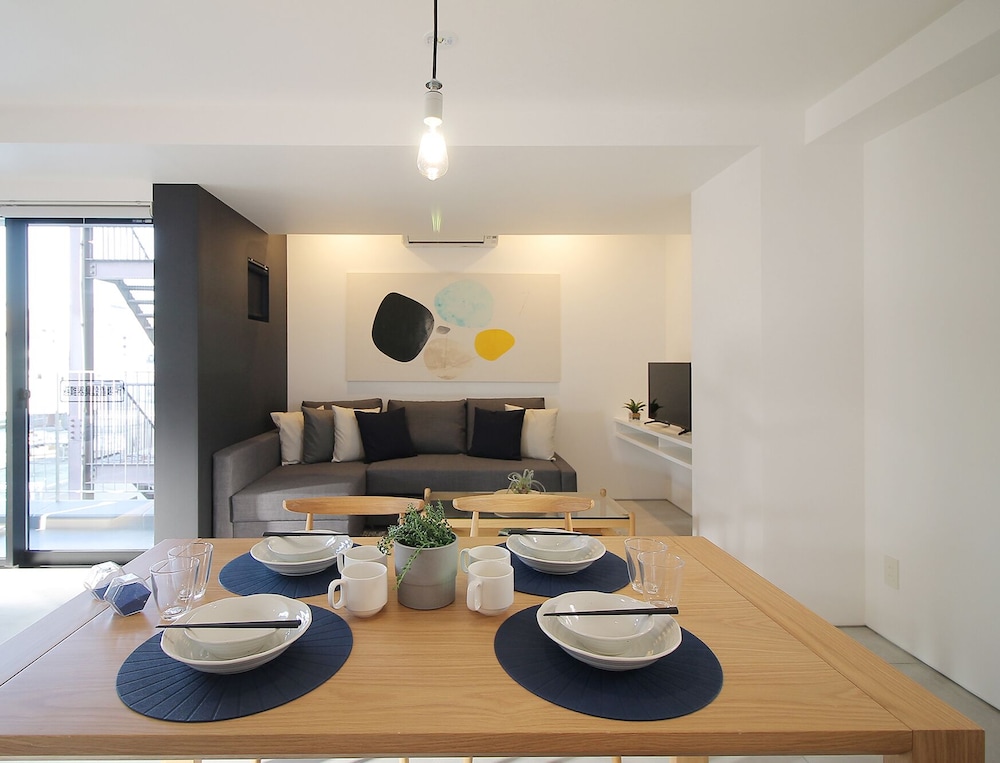 デザイン スタジオ (702) 客室内のダイニングエリア3 | b hotel 広島平和大通り