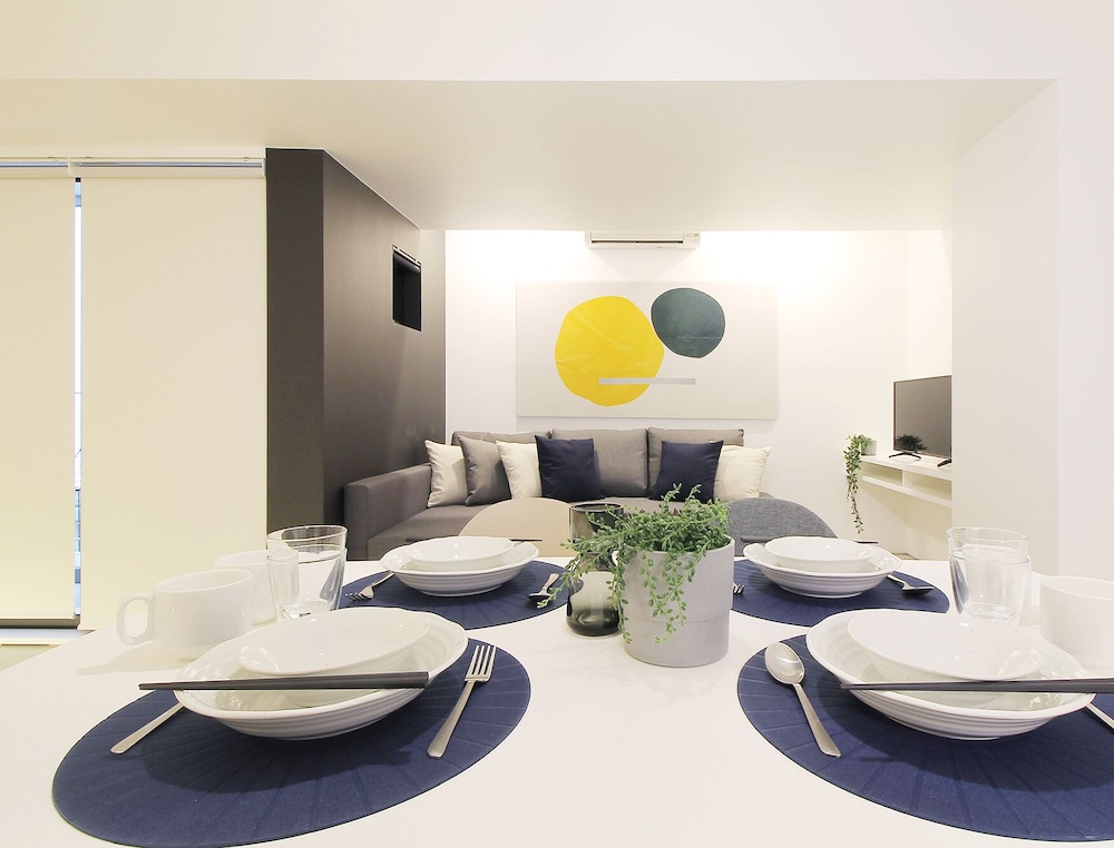 プレミアム スタジオ (202) 客室内のダイニングエリア2 | b hotel 広島平和大通り