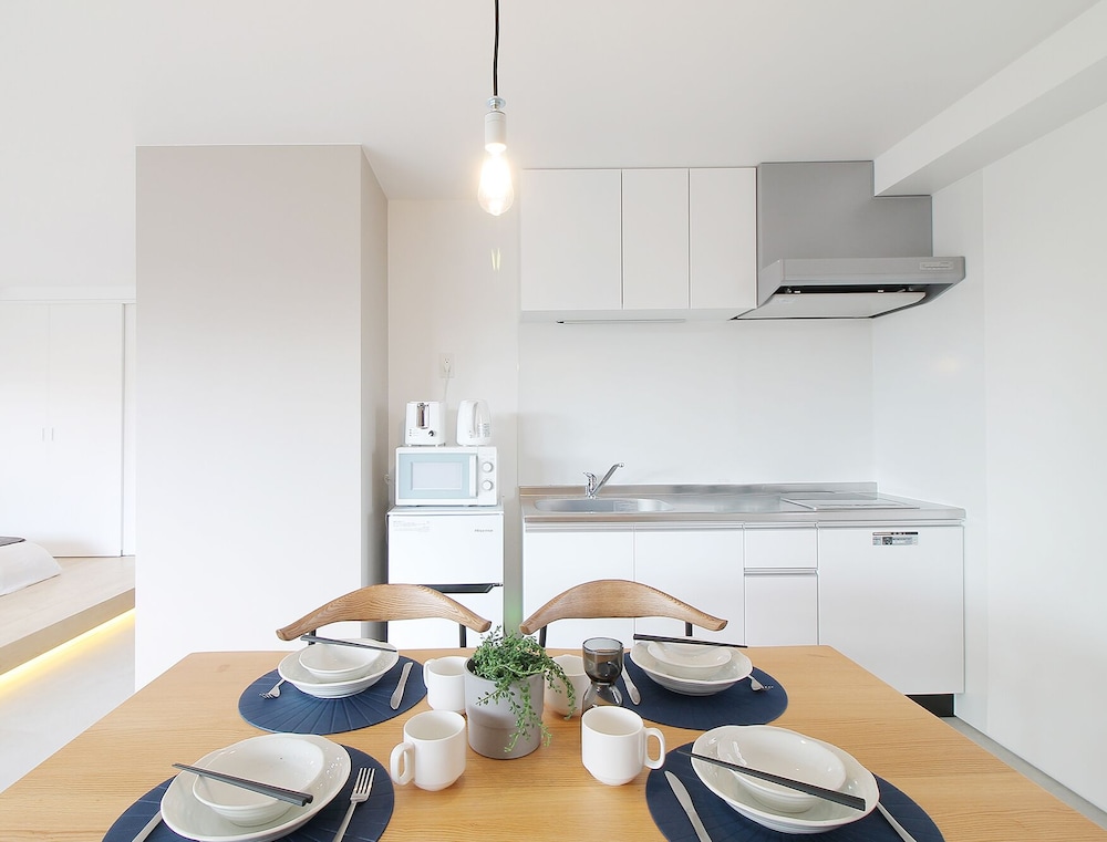 デザイン スタジオ シティビュー (601) 客室内のダイニングエリア4 | b hotel 広島平和大通り