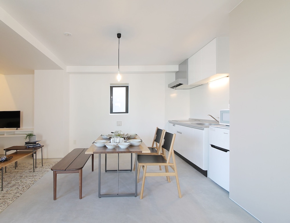 エクスクルーシブ スタジオ (802) 客室内のダイニングエリア3 | b hotel 広島平和大通り