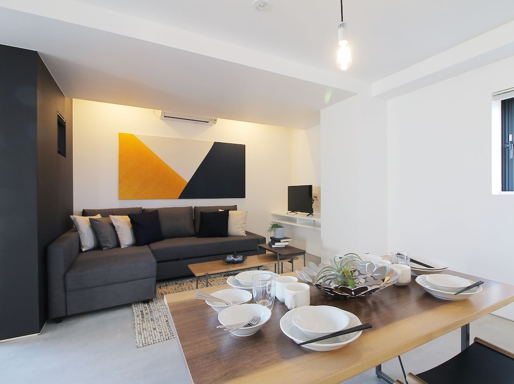 エクスクルーシブ スタジオ (802) 客室内のダイニングエリア5 | b hotel 広島平和大通り