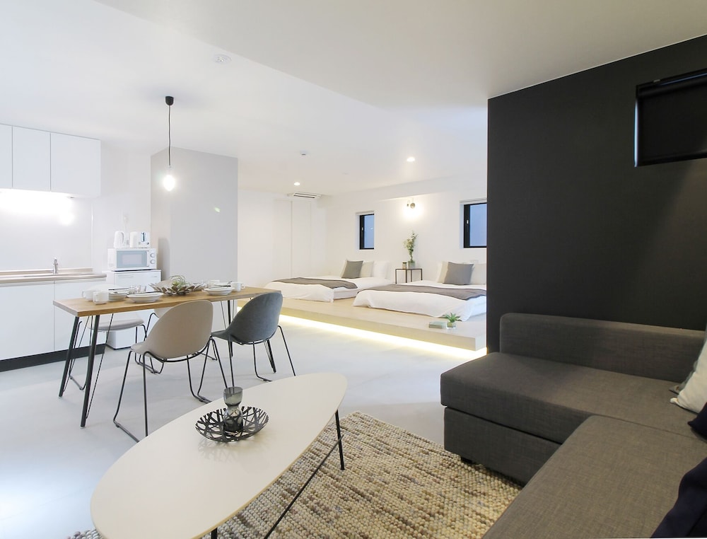 コンフォート スタジオ (402) リビング エリア0 | b hotel 広島平和大通り