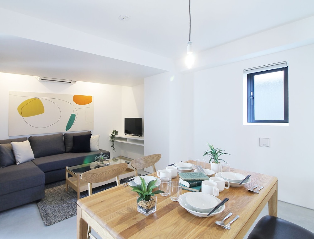 ファミリー スタジオ (502) 客室内のダイニングエリア5 | b hotel 広島平和大通り