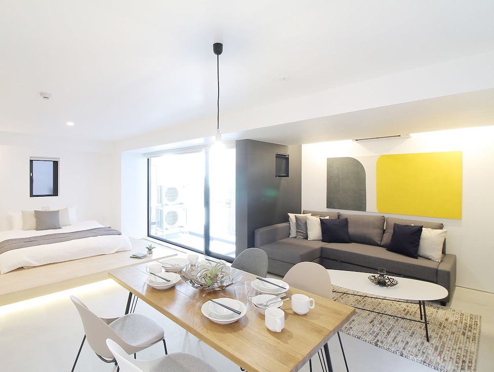 コンフォート スタジオ (402) リビング エリア2 | b hotel 広島平和大通り