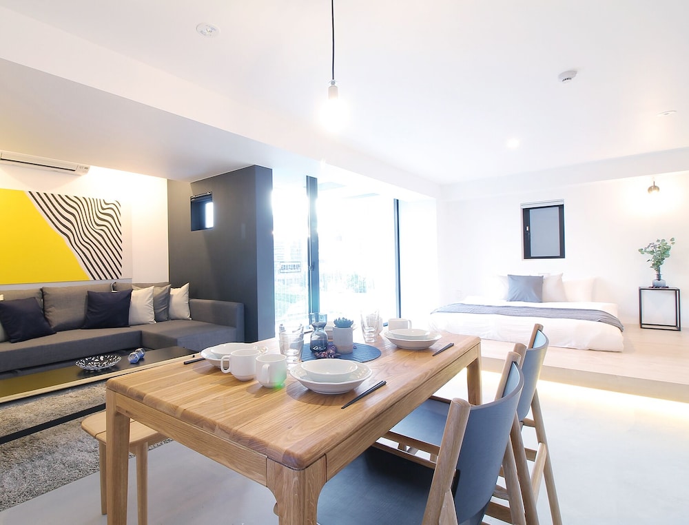 パノラミック スタジオ シティビュー (401) 客室内のダイニングエリア1 | b hotel 広島平和大通り