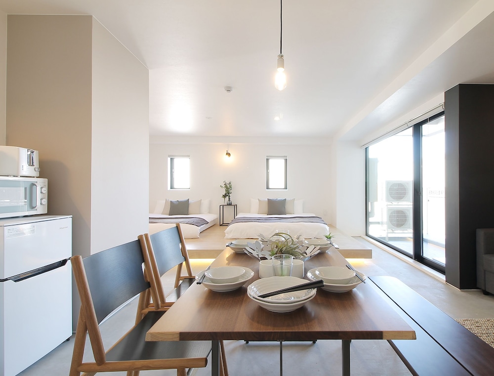 エクスクルーシブ スタジオ (802) 客室内のダイニングエリア6 | b hotel 広島平和大通り