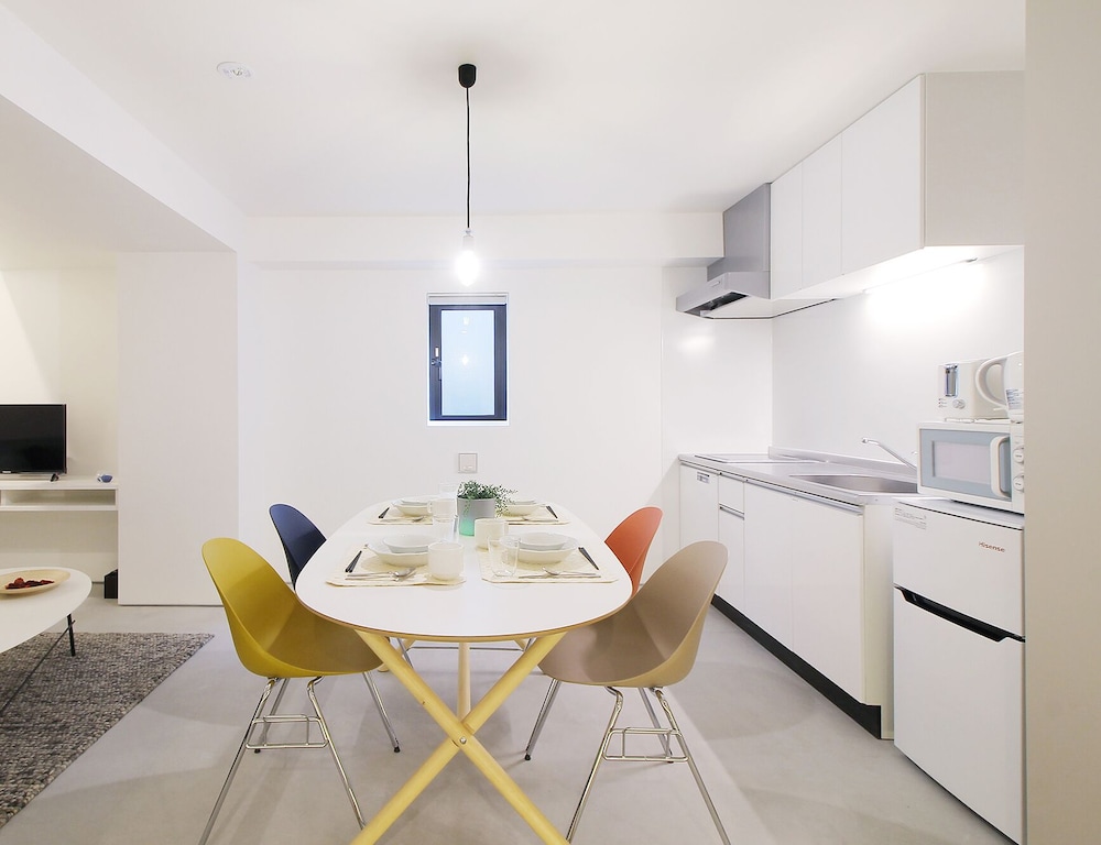 エリート スタジオ (302) 客室内のダイニングエリア6 | b hotel 広島平和大通り