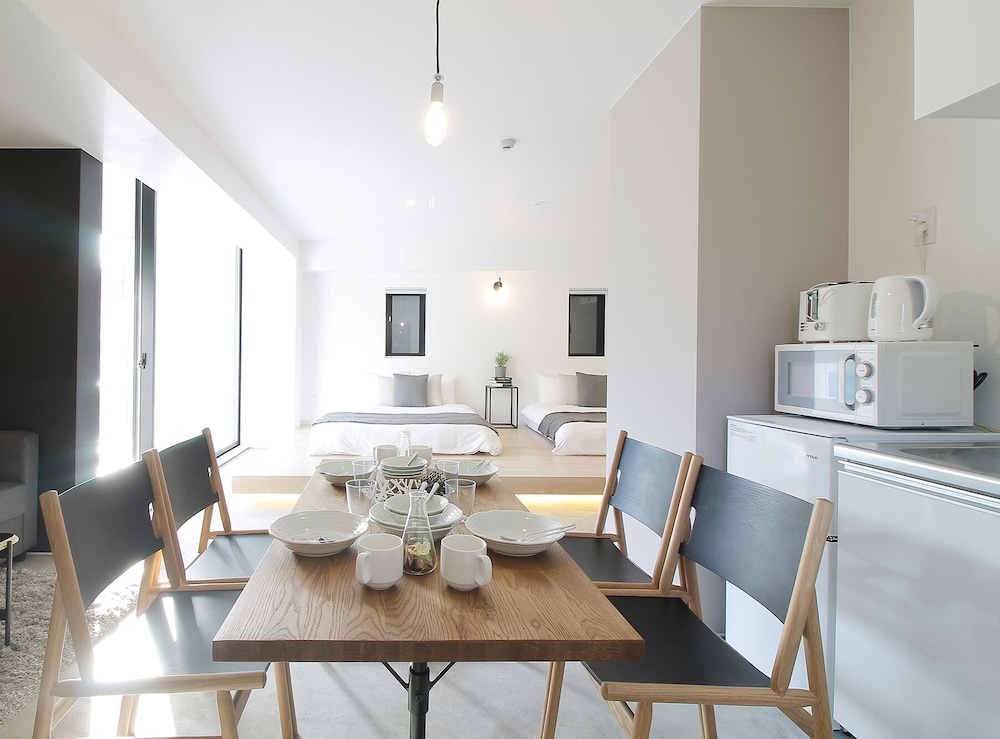 コンフォート スタジオ シティビュー (101) 客室内のダイニングエリア1 | b hotel 広島平和大通り