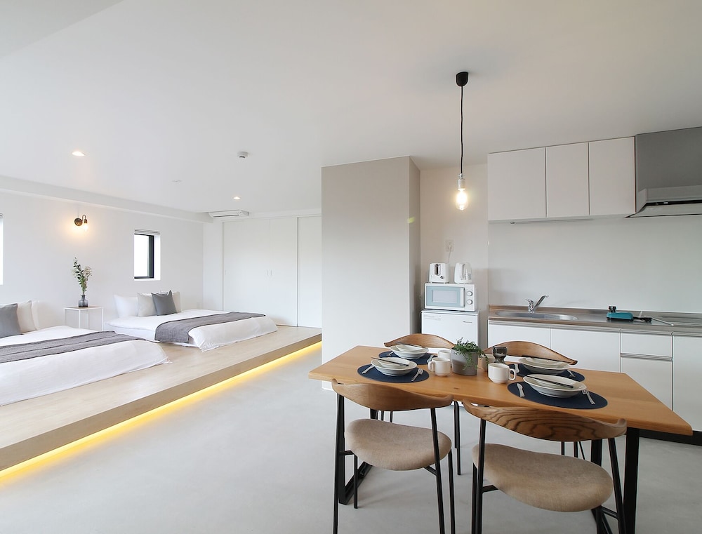 デザイン スタジオ シティビュー (601) 客室内のダイニングエリア2 | b hotel 広島平和大通り