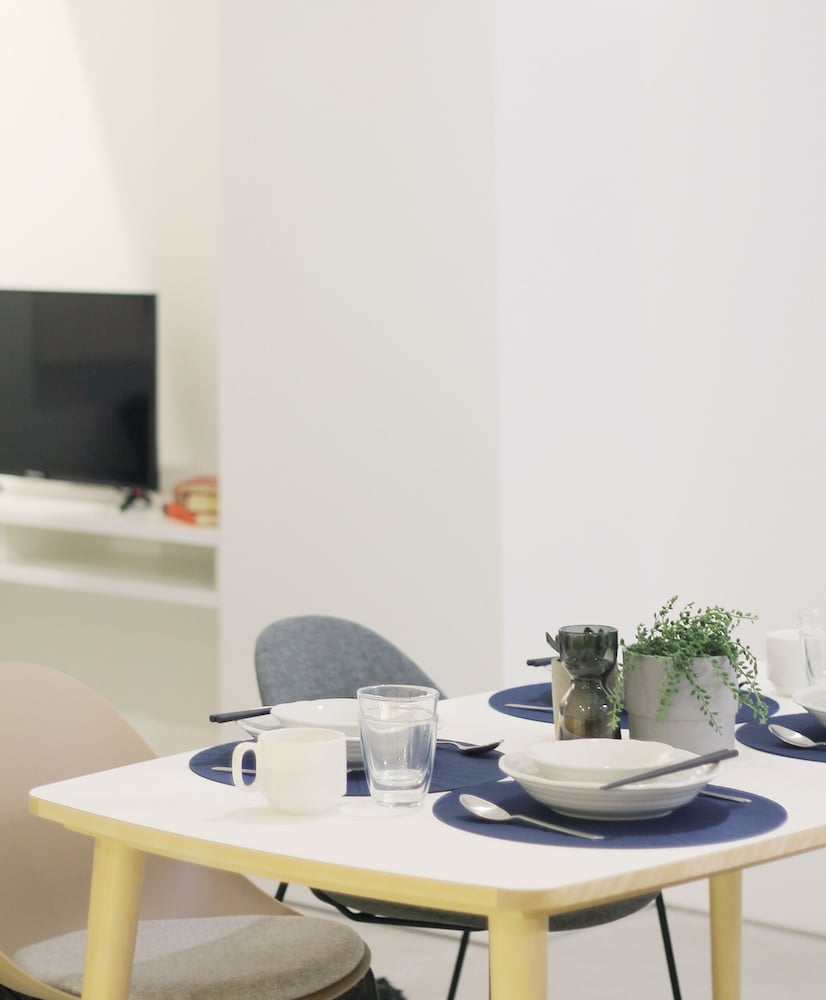 プレミアム スタジオ (202) 客室内のダイニングエリア8 | b hotel 広島平和大通り