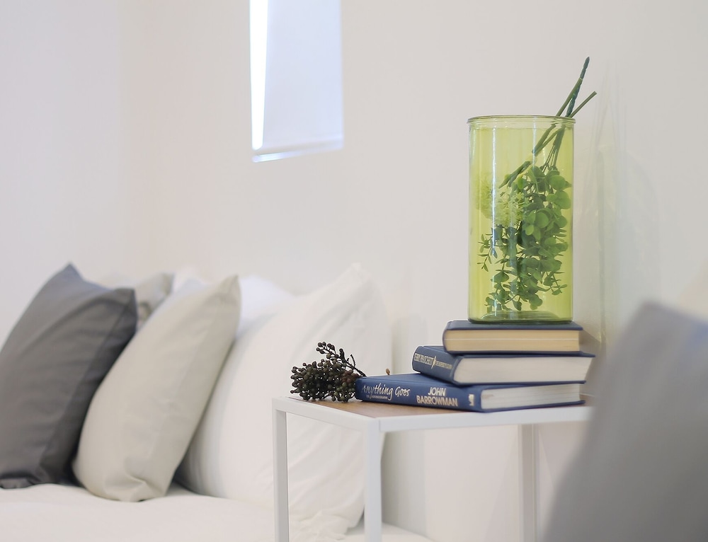 シグネチャー スタジオ (1002) リビング エリア1 | b hotel 広島平和大通り