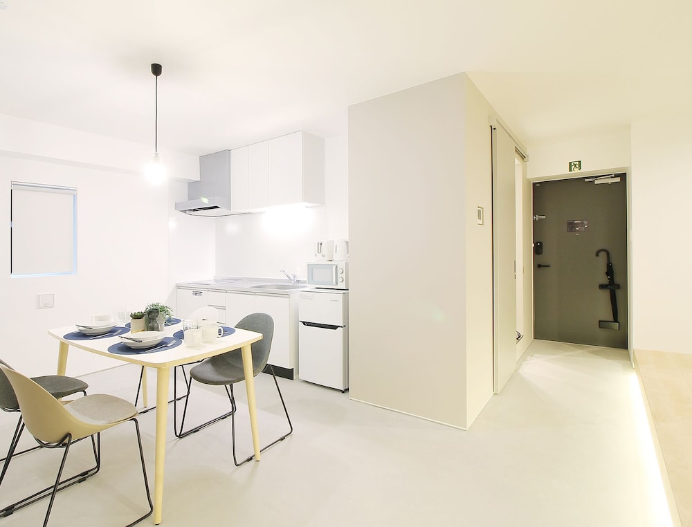 プレミアム スタジオ (202) 客室内のダイニングエリア3 | b hotel 広島平和大通り