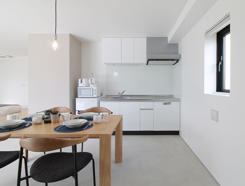 エクスクルーシブ スタジオ シティビュー (701) 客室内のダイニングエリア2 | b hotel 広島平和大通り