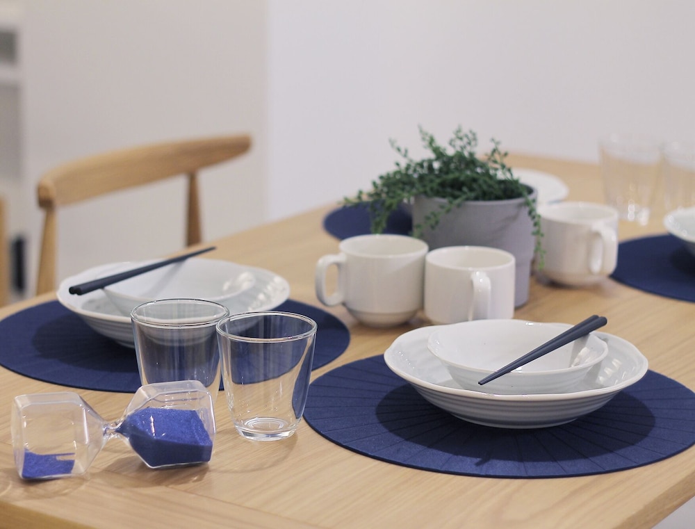 デザイン スタジオ (702) 客室内のダイニングエリア5 | b hotel 広島平和大通り