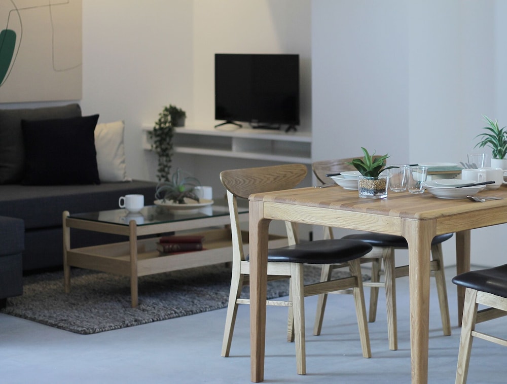 ファミリー スタジオ (502) 客室内のダイニングエリア6 | b hotel 広島平和大通り