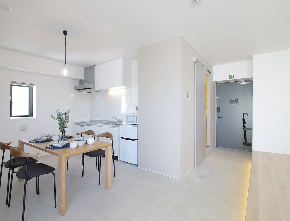 シグネチャー スタジオ (1002) 客室内のダイニングエリア1 | b hotel 広島平和大通り