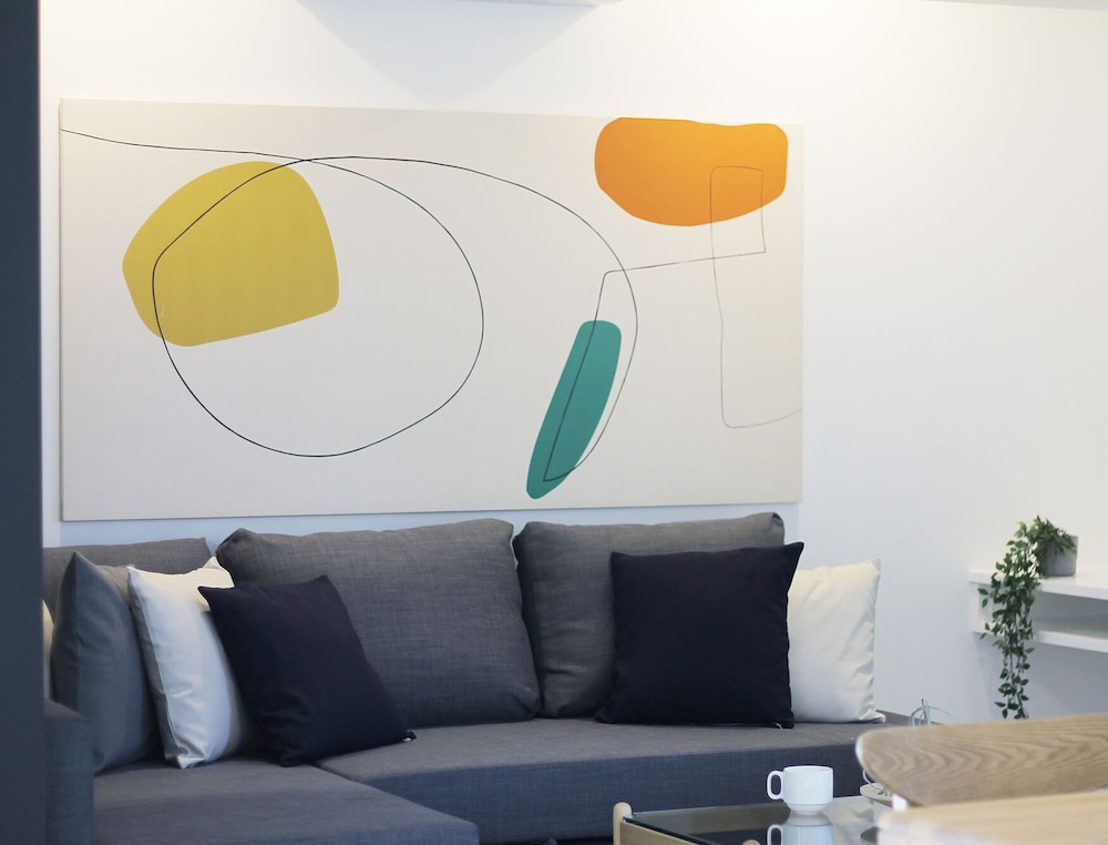 ファミリー スタジオ (502) リビング エリア1 | b hotel 広島平和大通り