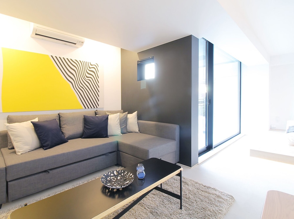 パノラミック スタジオ シティビュー (401) リビング エリア1 | b hotel 広島平和大通り