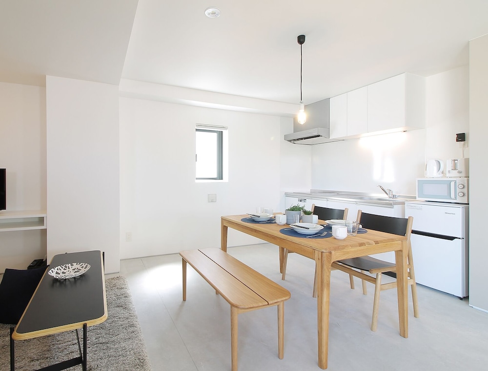 デラックス スタジオ (902) 客室内のダイニングエリア2 | b hotel 広島平和大通り