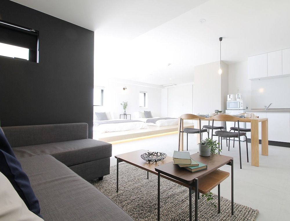 エクスクルーシブ スタジオ シティビュー (701) リビング エリア1 | b hotel 広島平和大通り