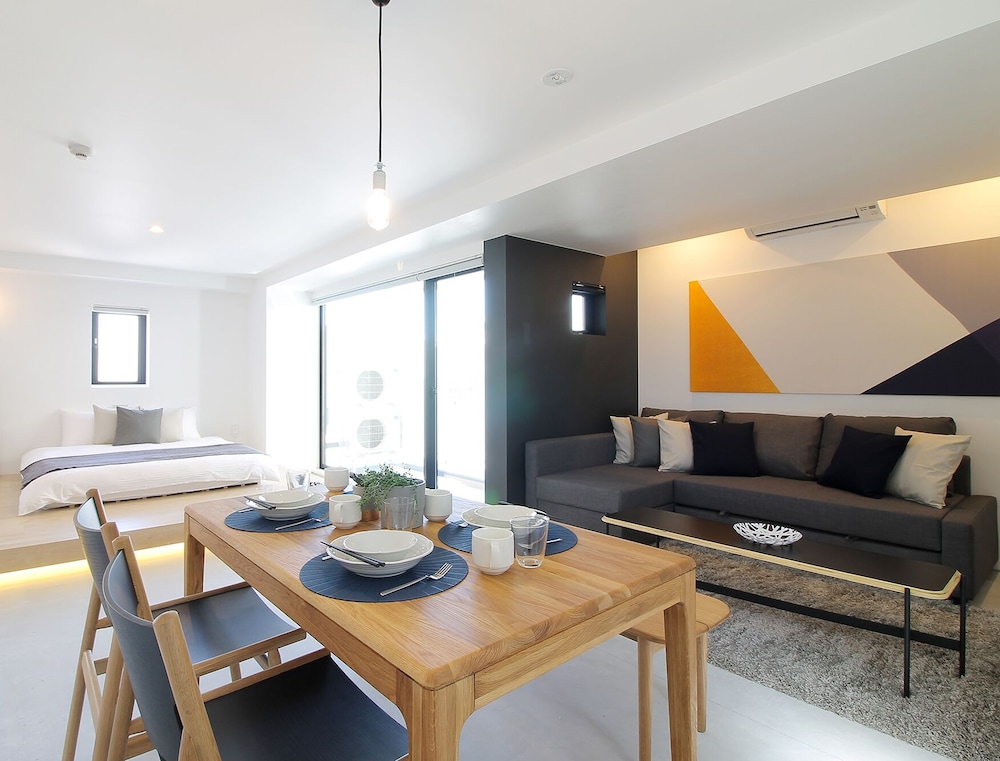 デラックス スタジオ (902) 客室内のダイニングエリア3 | b hotel 広島平和大通り