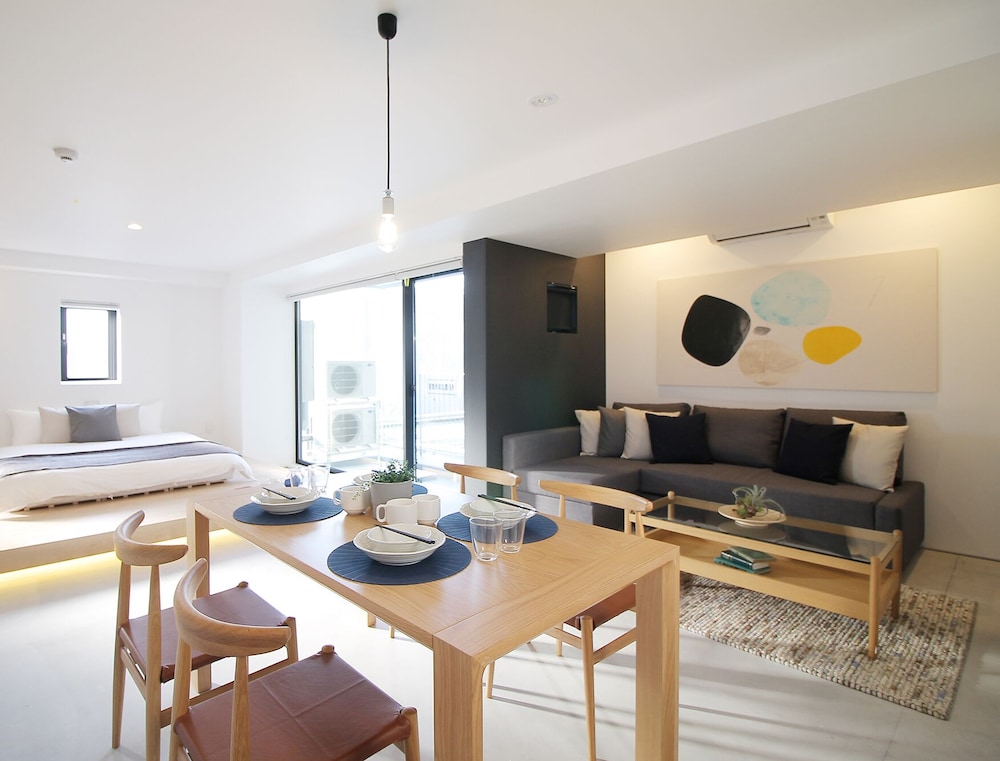 デザイン スタジオ (702) 客室内のダイニングエリア2 | b hotel 広島平和大通り