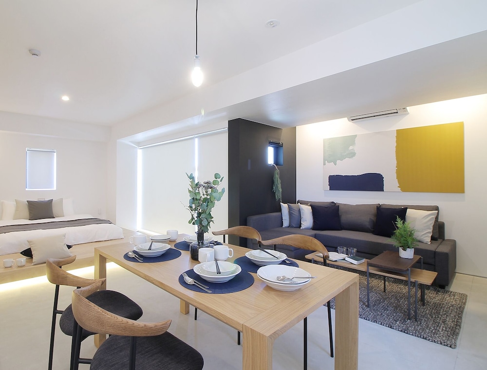 シグネチャー スタジオ (1002) 客室内のダイニングエリア6 | b hotel 広島平和大通り