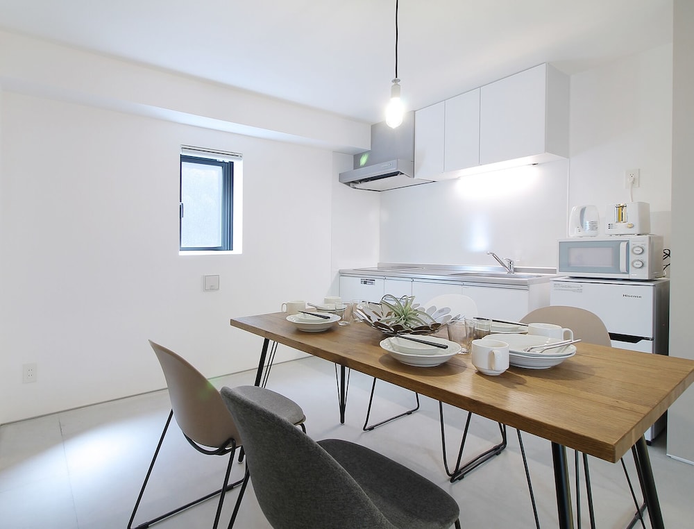 コンフォート スタジオ (402) 客室内のダイニングエリア3 | b hotel 広島平和大通り