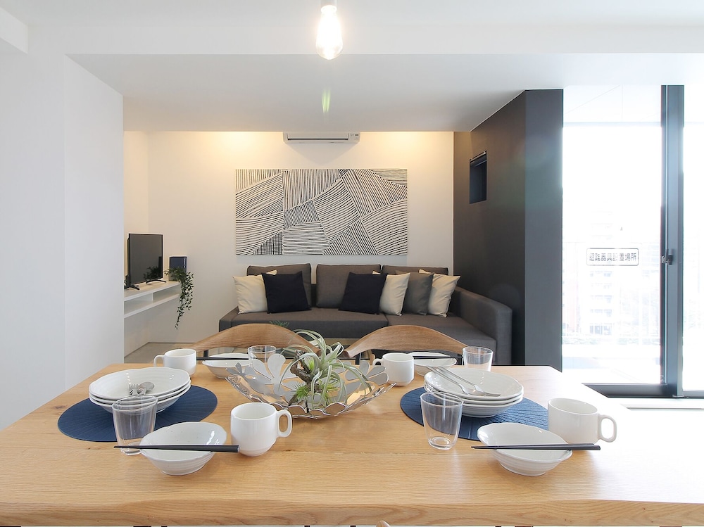 デラックス スタジオ シティビュー (801) 客室内のダイニングエリア5 | b hotel 広島平和大通り